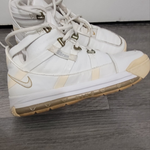 Lebron james kids nike shoes - Picture 5 of 7